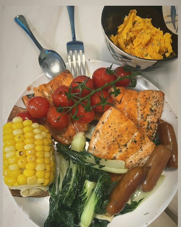 海兒被野生捕獲臉部狀態白到反光 生圖驚見一部位離奇僵硬被指醫美過度？