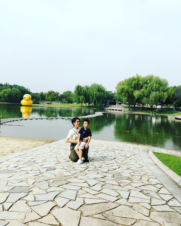 楊千嬅兒子Torres暴風成長擁1個特徵似足丁子高！12歲夾Band做主音獲讚好靚仔