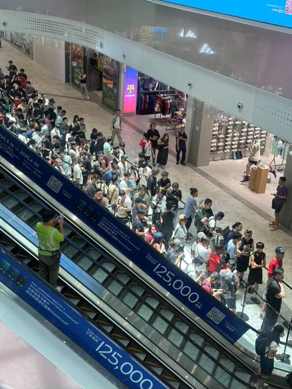 2025排隊王！香港人真係好得閒？盤點全港5大「地獄人龍」第一位通宵瞓街只為公仔