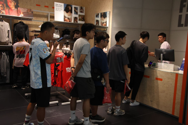 啟德驚見超長人龍排到出商場門口 數百球迷排隊買波衫撐港隊 1事令球迷失望？