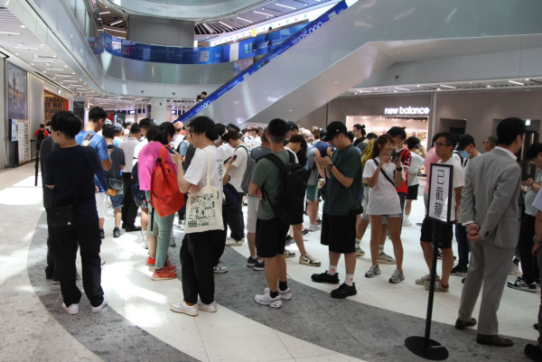 啟德驚見超長人龍排到出商場門口 數百球迷排隊買波衫撐港隊 1事令球迷失望？