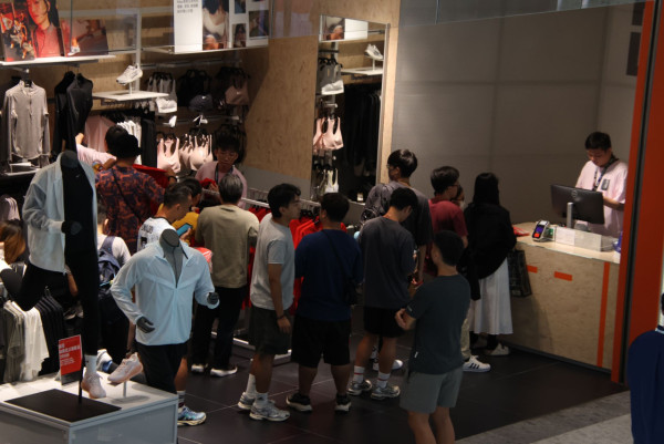 啟德驚見超長人龍排到出商場門口 數百球迷排隊買波衫撐港隊 1事令球迷失望？