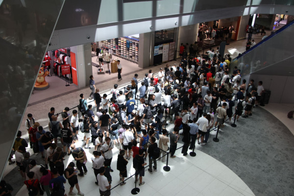 啟德驚見超長人龍排到出商場門口 數百球迷排隊買波衫撐港隊 1事令球迷失望？