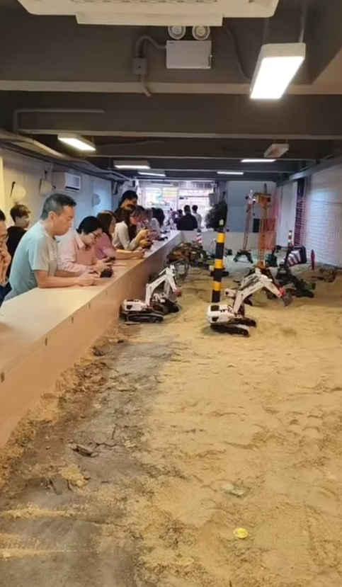 全港首間鏟泥頭車主題cafe玩沙地遙控車！包自助咖啡/免費小食