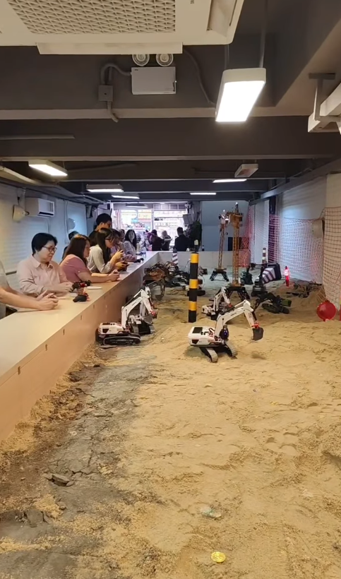 全港首間鏟泥頭車主題cafe玩沙地遙控車！包自助咖啡/免費小食
