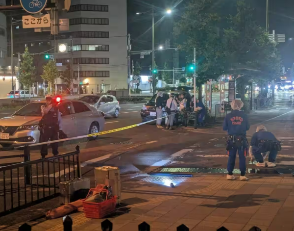 有片｜中國遊客京都被刺事發一刻畫面曝光 疑犯曾與傷者團友以中文爭執 