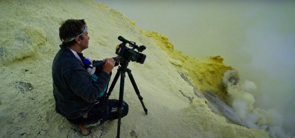 印尼火山流出罕見發光藍色岩漿！魔幻情景只能晚上才能看到？ 