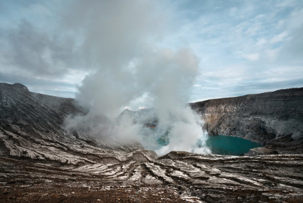 印尼火山流出罕見發光藍色岩漿！魔幻情景只能晚上才能看到？ 