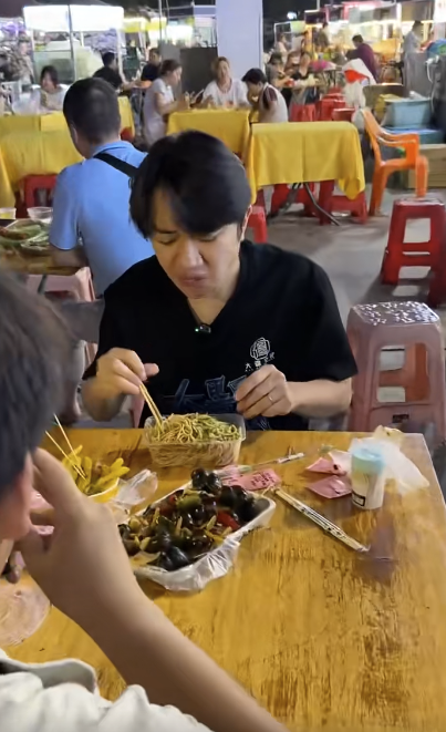 前TVB高層貼地食街邊檔 平民街坊裝掃街只用$55！擁過億身家仍然好慳家
