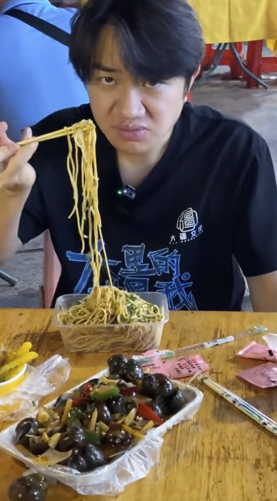 前TVB高層貼地食街邊檔 平民街坊裝掃街只用$55！擁過億身家仍然好慳家