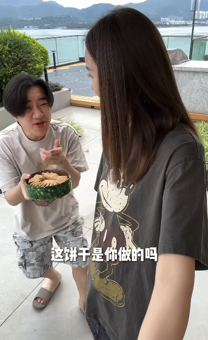 前TVB高層貼地食街邊檔 平民街坊裝掃街只用$55！擁過億身家仍然好慳家