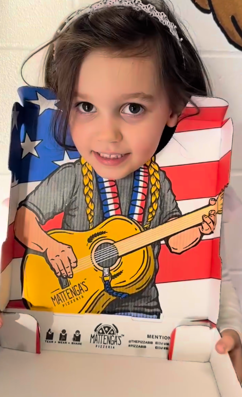 可以穿的Pizza盒？薄餅盒秒變漫畫人物口水肩  一物二用!創意與實用結合 