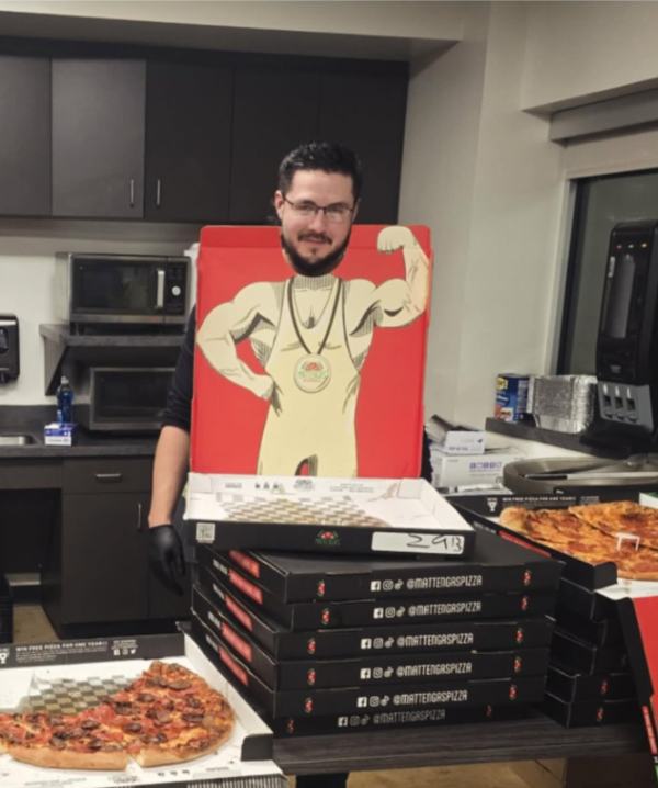 可以穿的Pizza盒？薄餅盒秒變漫畫人物口水肩  一物二用!創意與實用結合 