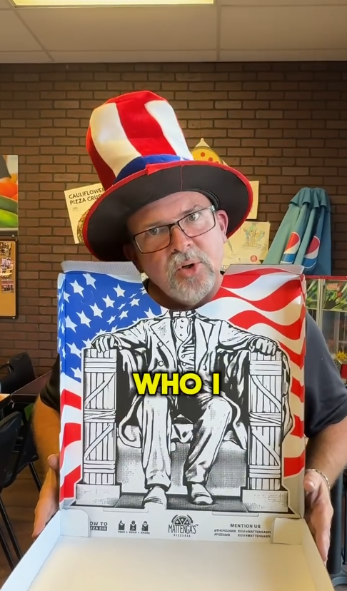 可以穿的Pizza盒？薄餅盒秒變漫畫人物口水肩  一物二用!創意與實用結合 