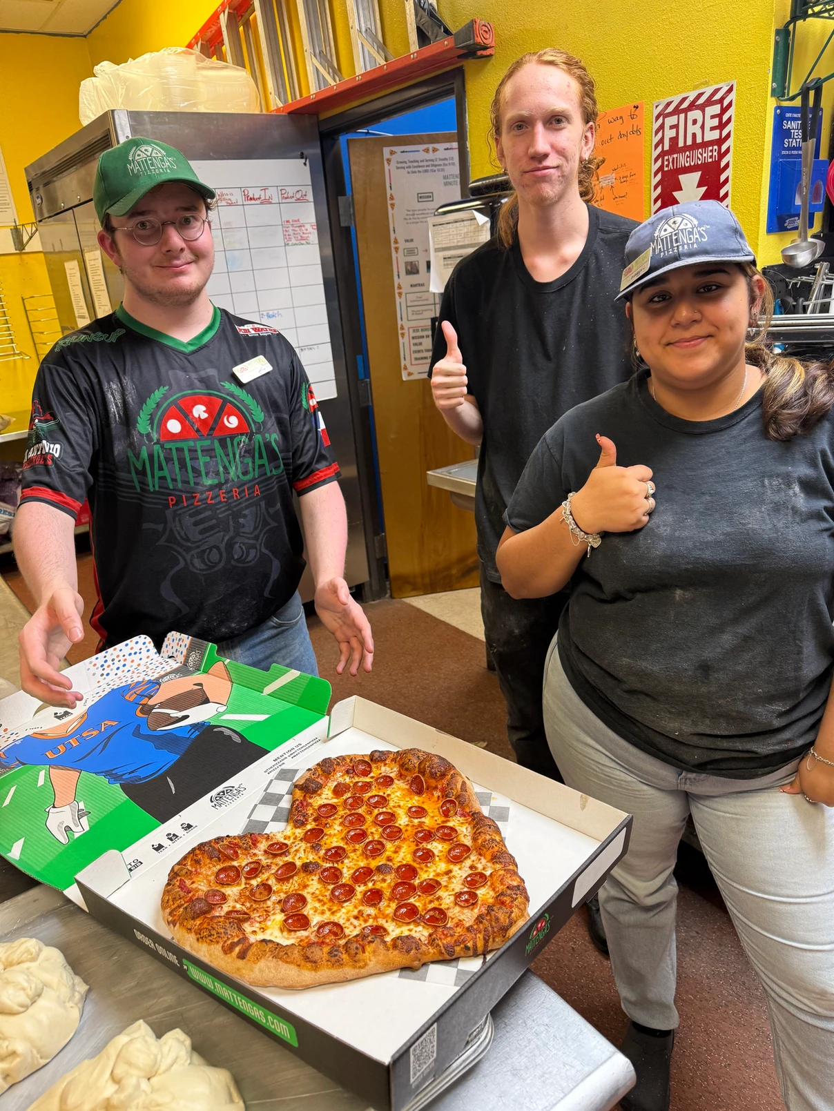 可以穿的Pizza盒？薄餅盒秒變漫畫人物口水肩  一物二用!創意與實用結合 