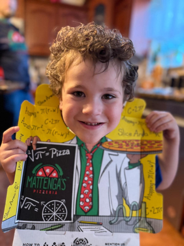 可以穿的Pizza盒？薄餅盒秒變漫畫人物口水肩  一物二用!創意與實用結合 