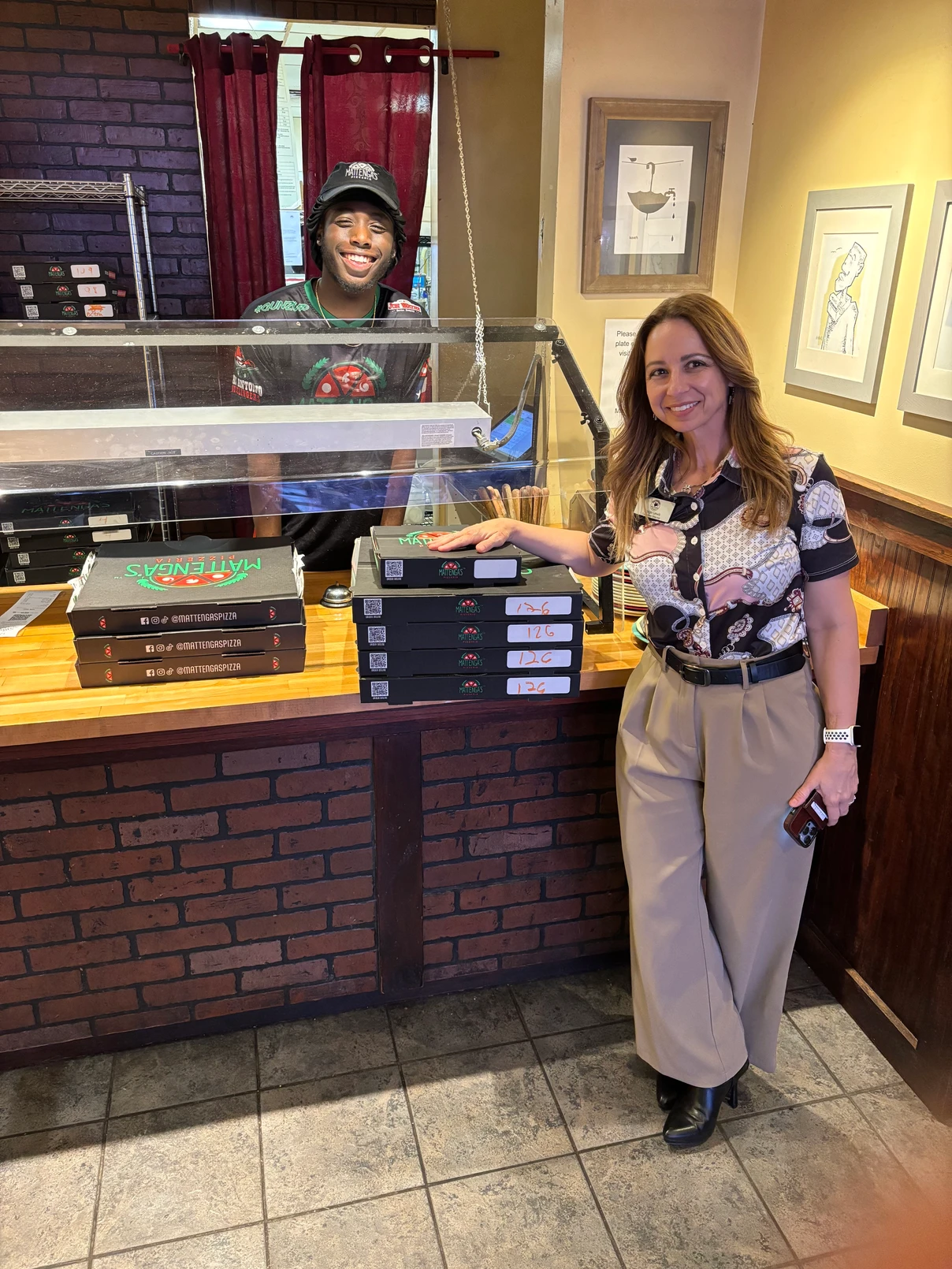 可以穿的Pizza盒？薄餅盒秒變漫畫人物口水肩  一物二用!創意與實用結合 