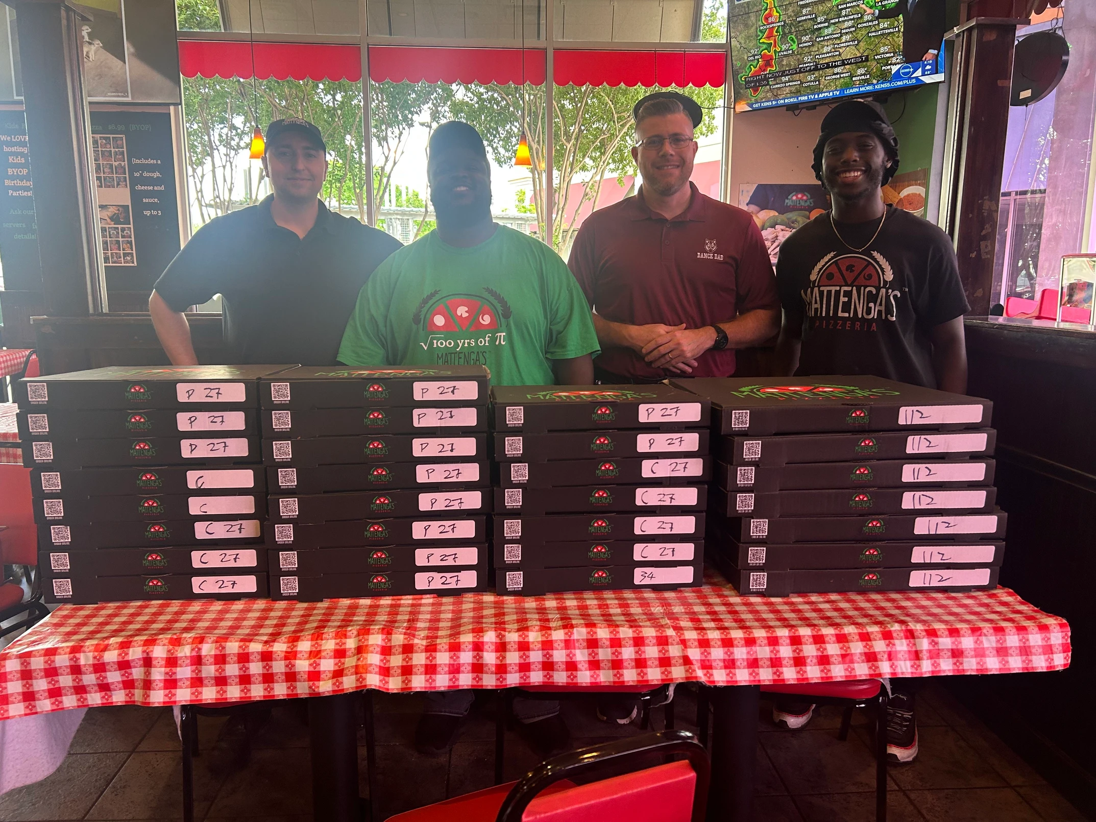 可以穿的Pizza盒？薄餅盒秒變漫畫人物口水肩  一物二用!創意與實用結合 