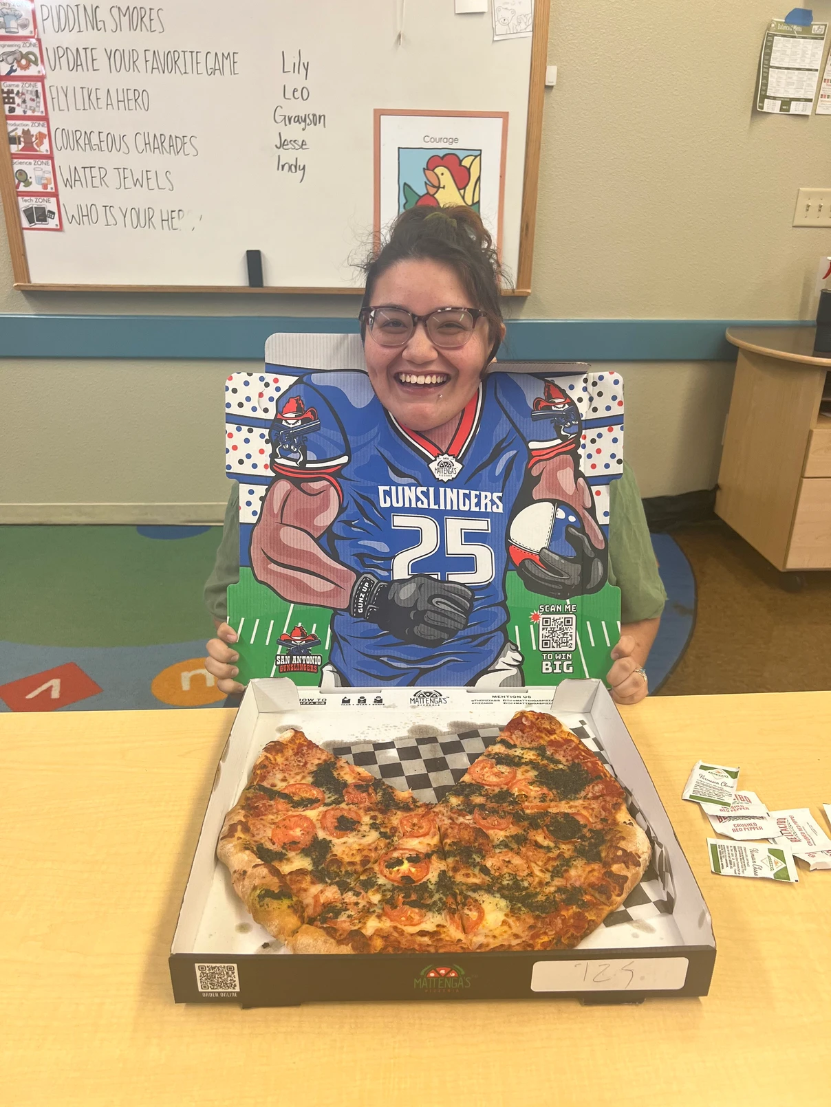 可以穿的Pizza盒？薄餅盒秒變漫畫人物口水肩  一物二用!創意與實用結合 