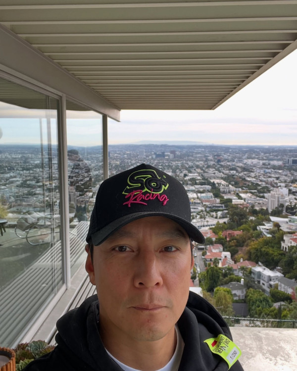 50歲男神美國商場閒坐「偷冷氣」自言有所感悟:我的快樂泉源