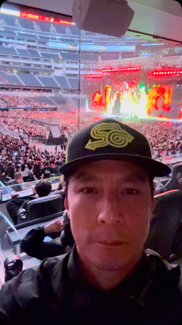 50歲男神美國商場閒坐「偷冷氣」自言有所感悟:我的快樂泉源