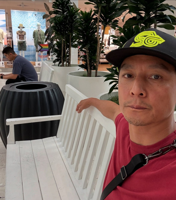 50歲男神美國商場閒坐「偷冷氣」自言有所感悟:我的快樂泉源