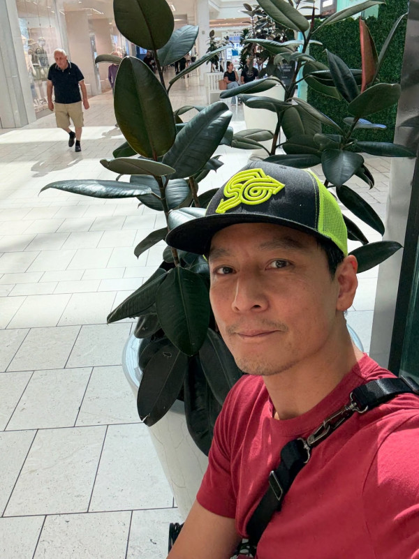 50歲男神美國商場閒坐「偷冷氣」自言有所感悟:我的快樂泉源