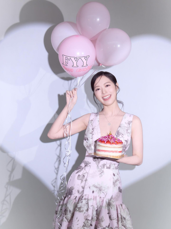 馮盈盈31歲生日谷胸夾4吋事業線慶祝 胸形畢露中門大開直落肚臍