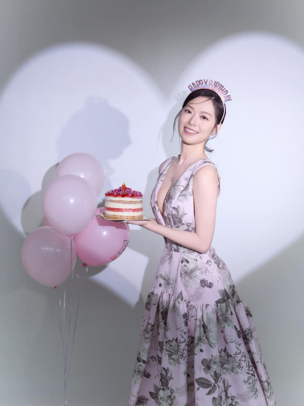 馮盈盈31歲生日谷胸夾4吋事業線慶祝 胸形畢露中門大開直落肚臍