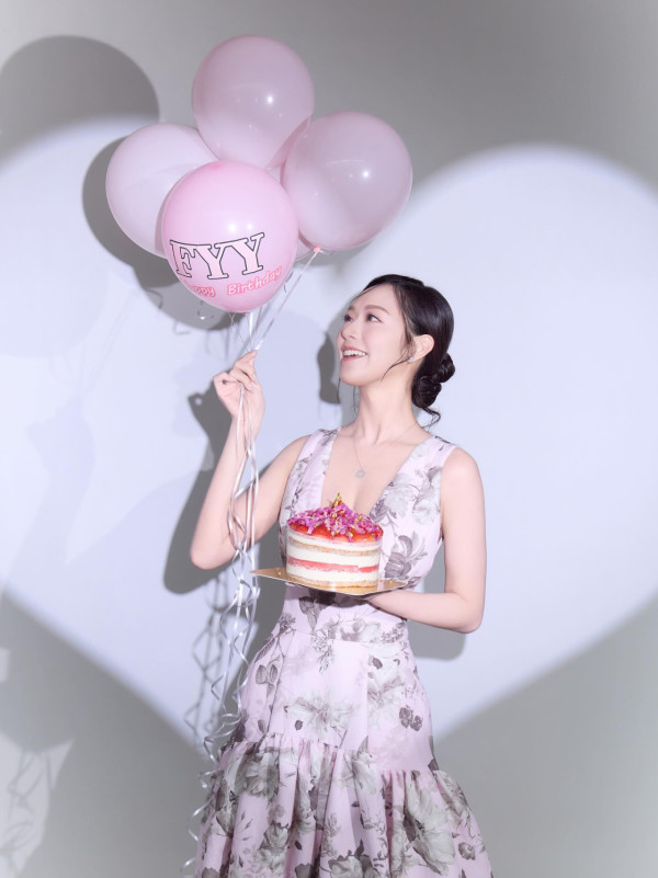 馮盈盈31歲生日谷胸夾4吋事業線慶祝 胸形畢露中門大開直落肚臍
