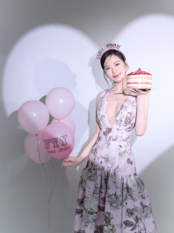 馮盈盈31歲生日谷胸夾4吋事業線慶祝 胸形畢露中門大開直落肚臍