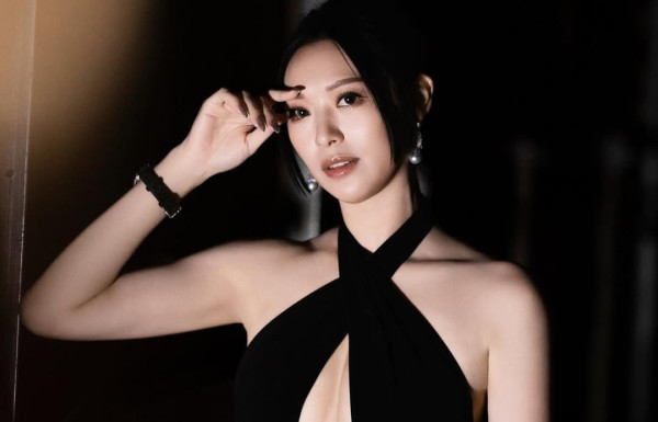 馮盈盈31歲生日谷胸夾4吋事業線慶祝 胸形畢露中門大開直落肚臍