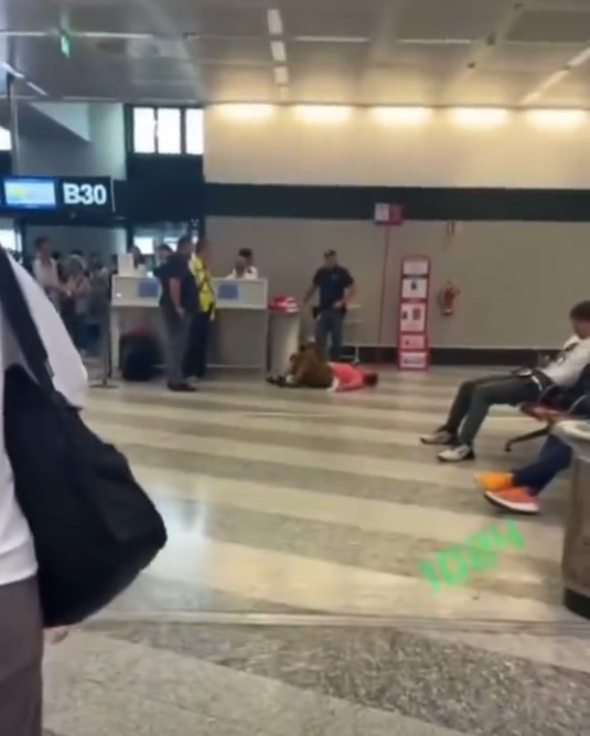 大媽情緒失控大鬧米蘭機場！疑因行李問題倒地哭鬧：讓我走！ 