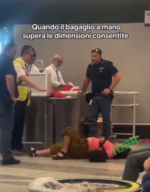 大媽情緒失控大鬧米蘭機場！疑因行李問題倒地哭鬧：讓我走！ 
