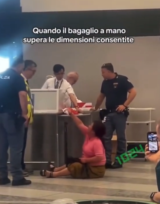 大媽情緒失控大鬧米蘭機場！疑因行李問題倒地哭鬧：讓我走！ 