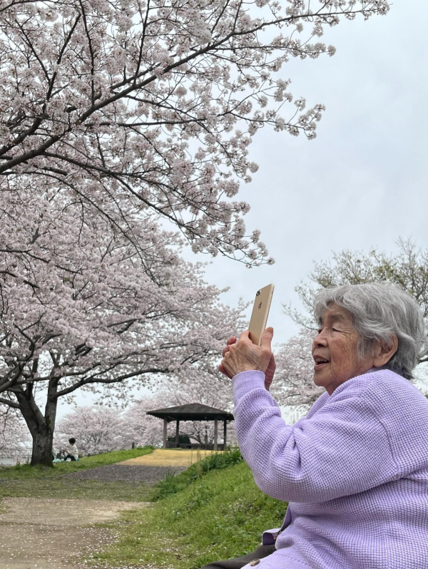 日本自拍KOL婆婆西本喜美子因病辭世 兩週前過97歲生日 許願明年可去看櫻花 