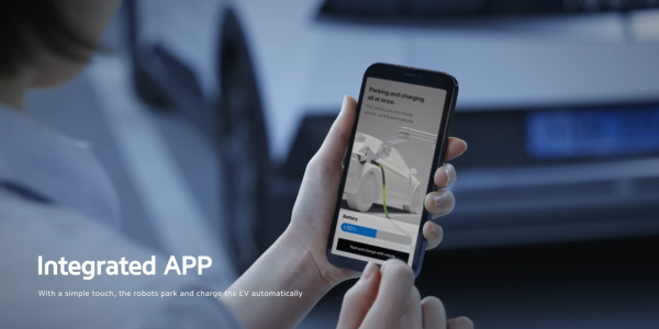 新牌車手救星！韓國研發自動幫你泊車機器人  解放雙手最快30秒完成 