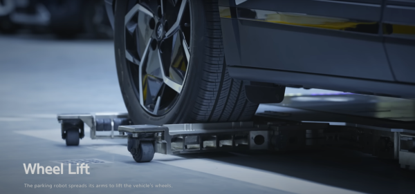 新牌車手救星！韓國研發自動幫你泊車機器人  解放雙手最快30秒完成 