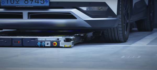 新牌車手救星！韓國研發自動幫你泊車機器人  解放雙手最快30秒完成 