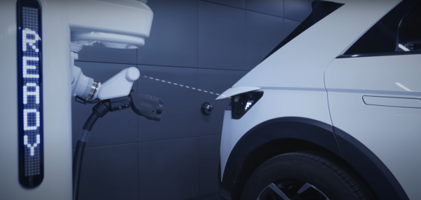 新牌車手救星！韓國研發自動幫你泊車機器人  解放雙手最快30秒完成 