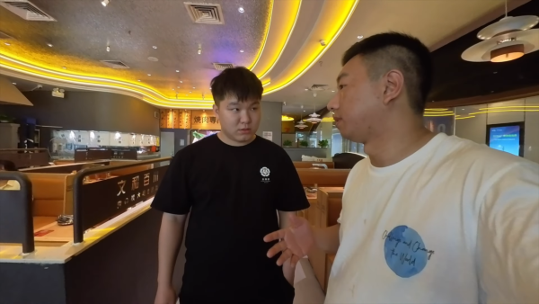 有網民質疑港男不是老闆，紛紛留言「似拍片刷流量」。