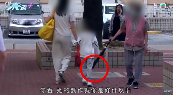  彩虹邨現「敲腳婆婆」無差別攻擊小朋友，節目截圖，圖片來源︰東張西望。