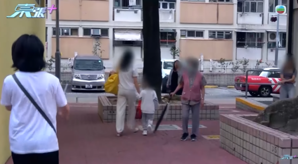  彩虹邨現「敲腳婆婆」無差別攻擊小朋友，節目截圖，圖片來源︰東張西望。