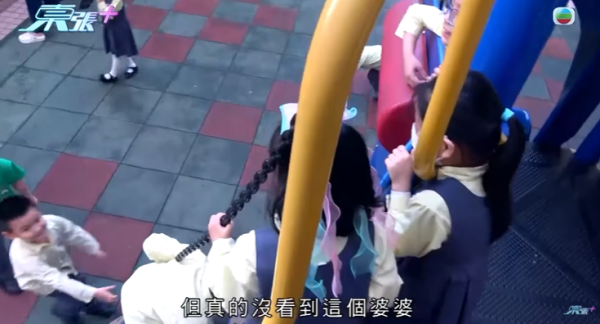  彩虹邨現「敲腳婆婆」無差別攻擊小朋友，節目截圖，圖片來源︰東張西望。