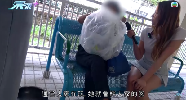  彩虹邨現「敲腳婆婆」無差別攻擊小朋友，節目截圖，圖片來源︰東張西望。