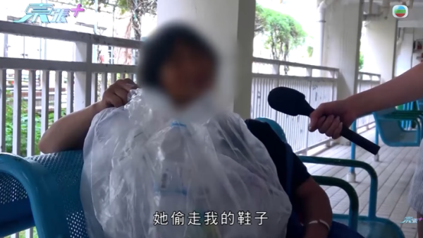  彩虹邨現「敲腳婆婆」無差別攻擊小朋友，節目截圖，圖片來源︰東張西望。