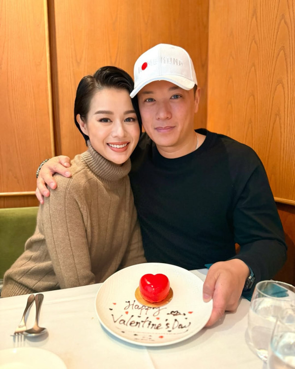黄宗泽巧遇胡杏儿老公即时反应表情全曝光！前度现任破天荒“世纪拥抱”零尴尬