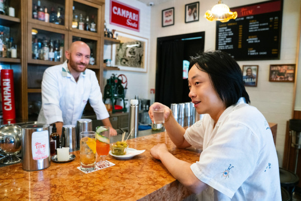 歐陽萬成「回家」重遊香港 文武廟拜神/遊大佛/歎地道燒味 