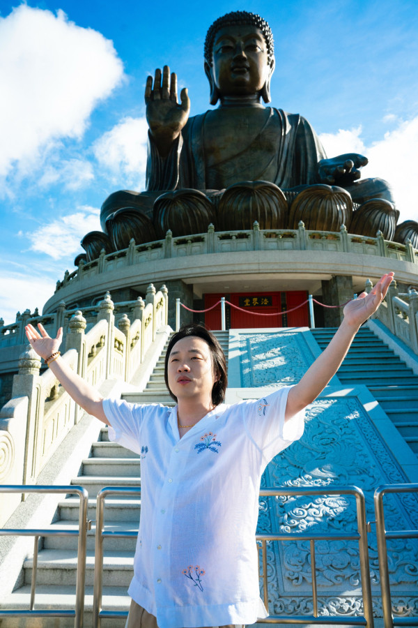 歐陽萬成「回家」重遊香港 文武廟拜神/遊大佛/歎地道燒味 