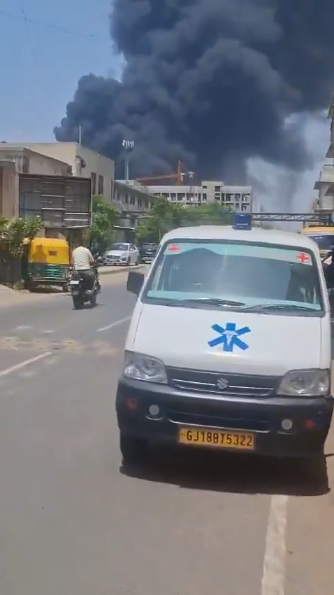 有片｜印度航空飛英國客機於機場墜毀 機上載有至少242名乘客 疑事發一刻曝光 